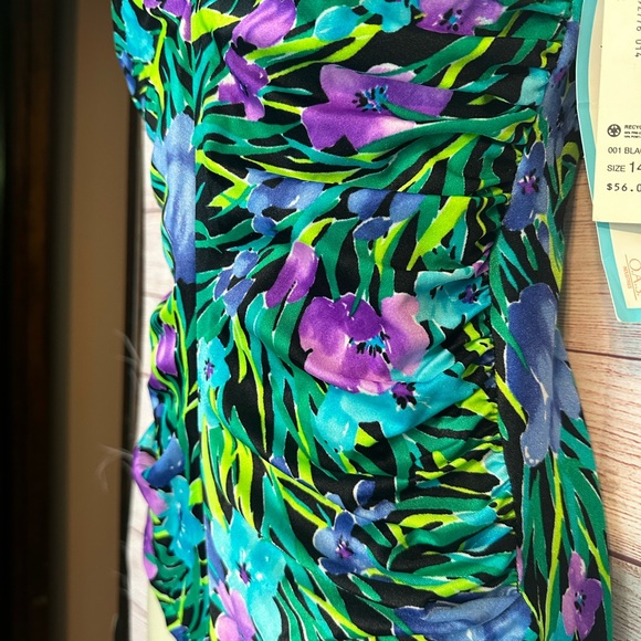 Tropical print swimsuit - Picture 4 of 9